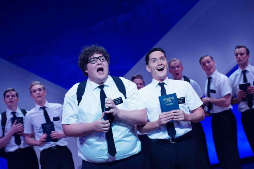 kristoffer-Olsen-og-Frank-Kjosaas-som-Cunningham-og-Price-i-The-Book-of-Mormon-955x637