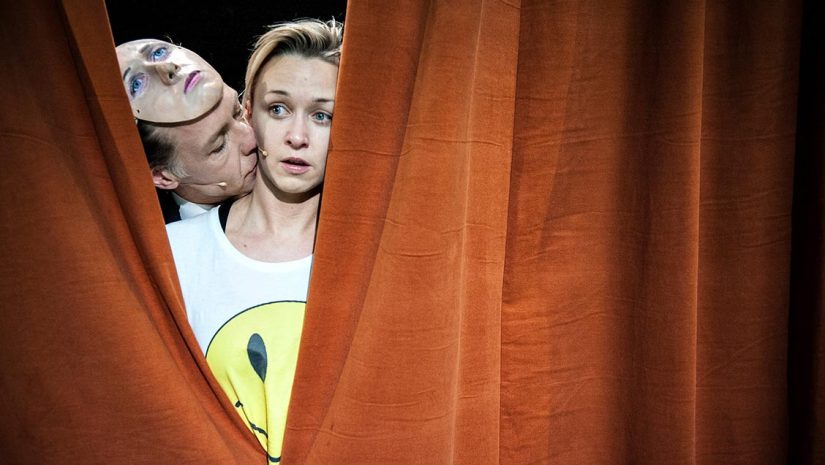 Mads-Ousdal-kyssar-Marie-Blokhus-pa-halsen-i-Hamlet